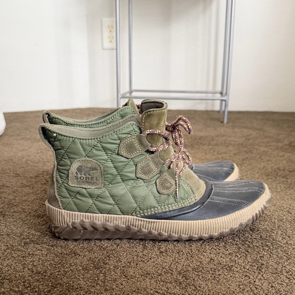 Sorel Women’s Olive Green and Navy Duck Boots with Purple Accent Laces - Picture 2 of 4